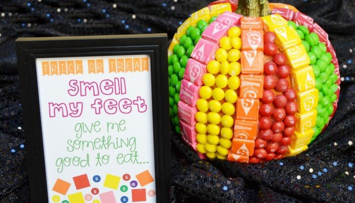 DIY-candy-covered-pumpkin-and-Halloween-printable
