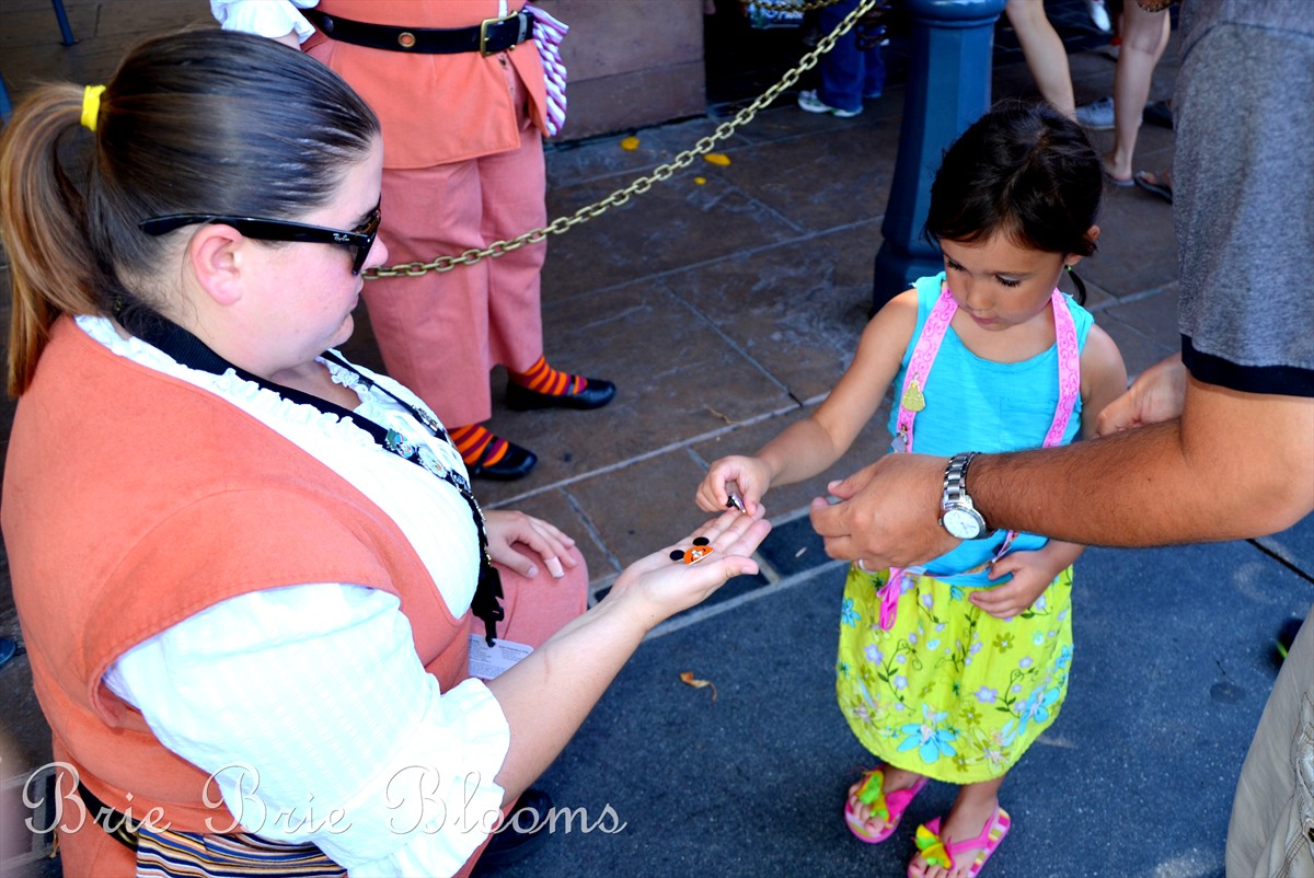 Disney Pin Trading – my daughter’s fun first experience (5)