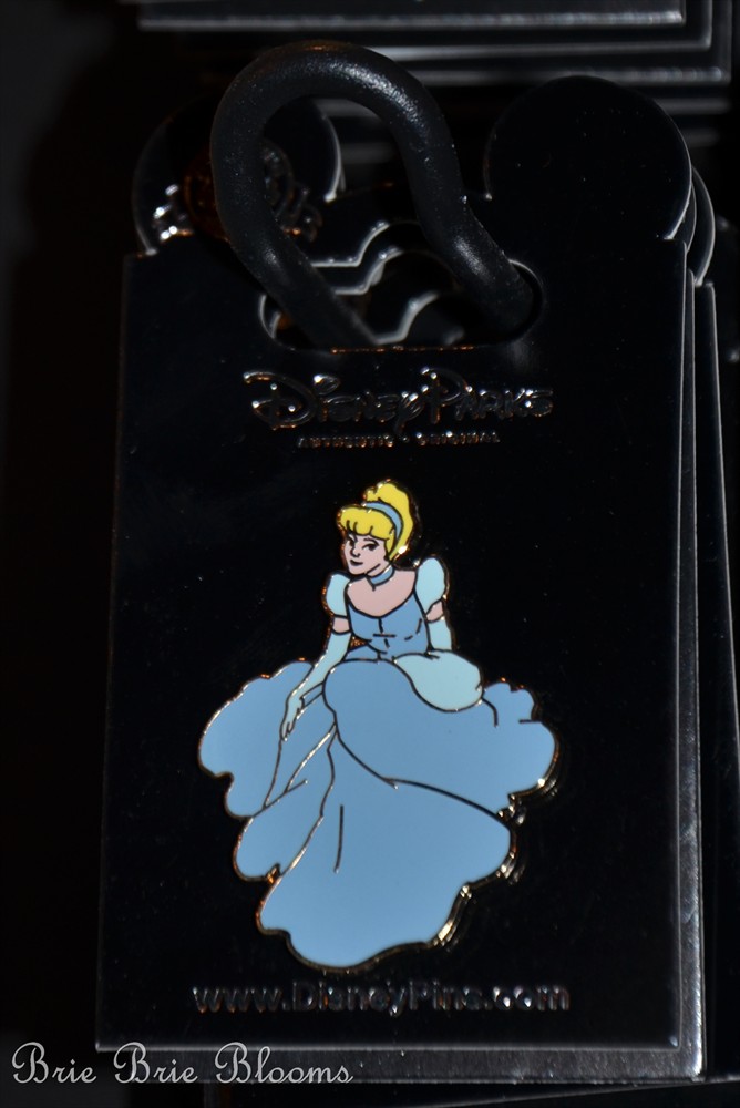 Disney Pin Trading – my daughter’s fun first experience