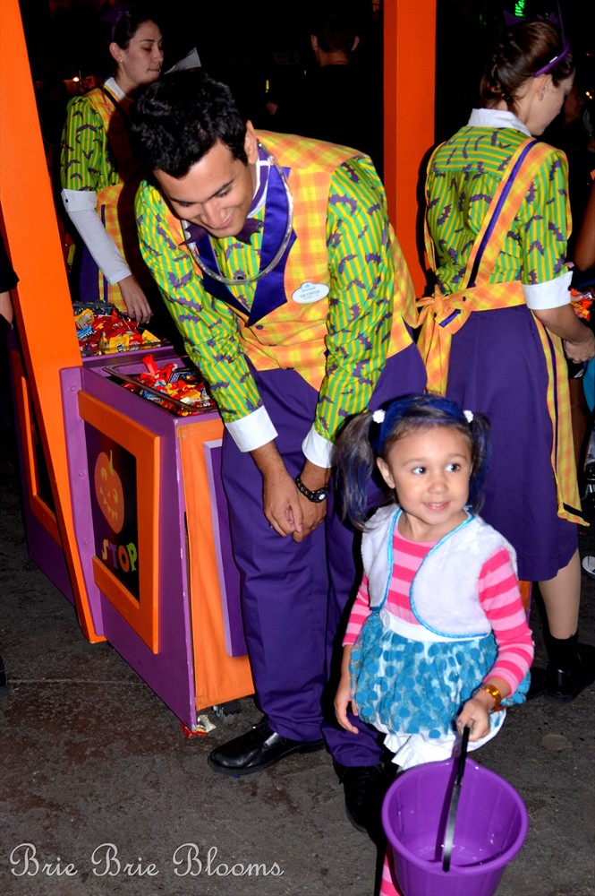 Mickey's Halloween Party, Trick or Treating at Disneyland (7)