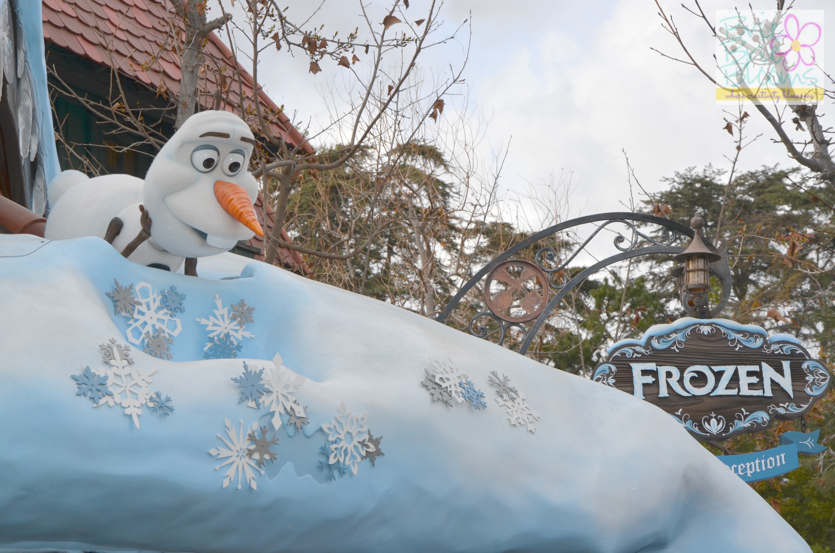 Olaf in Disneyland