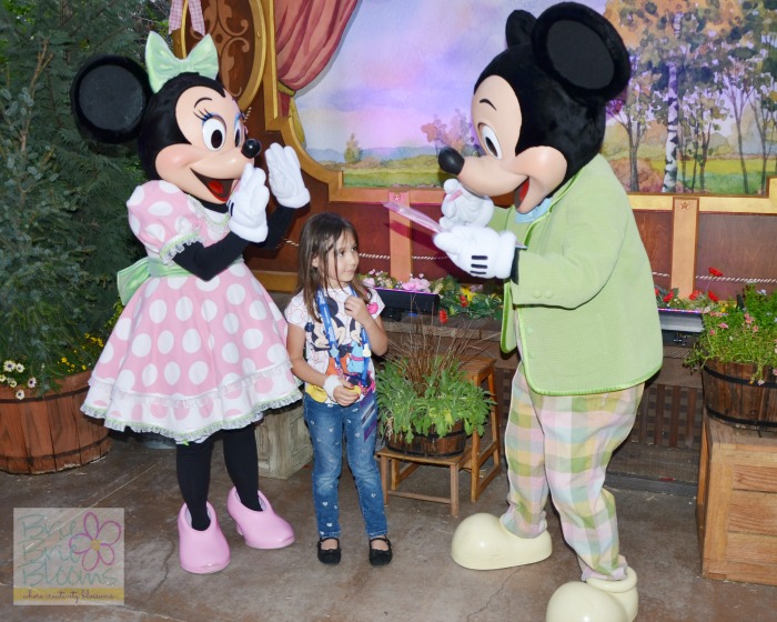 Meeting-Mickey-and-Minnie-at-DisneySMMoms Celebration