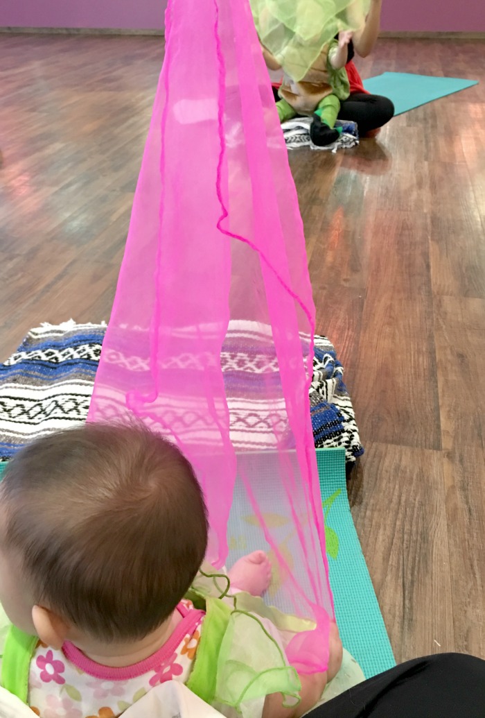 baby-yoga-lets-grow-studio-scarves