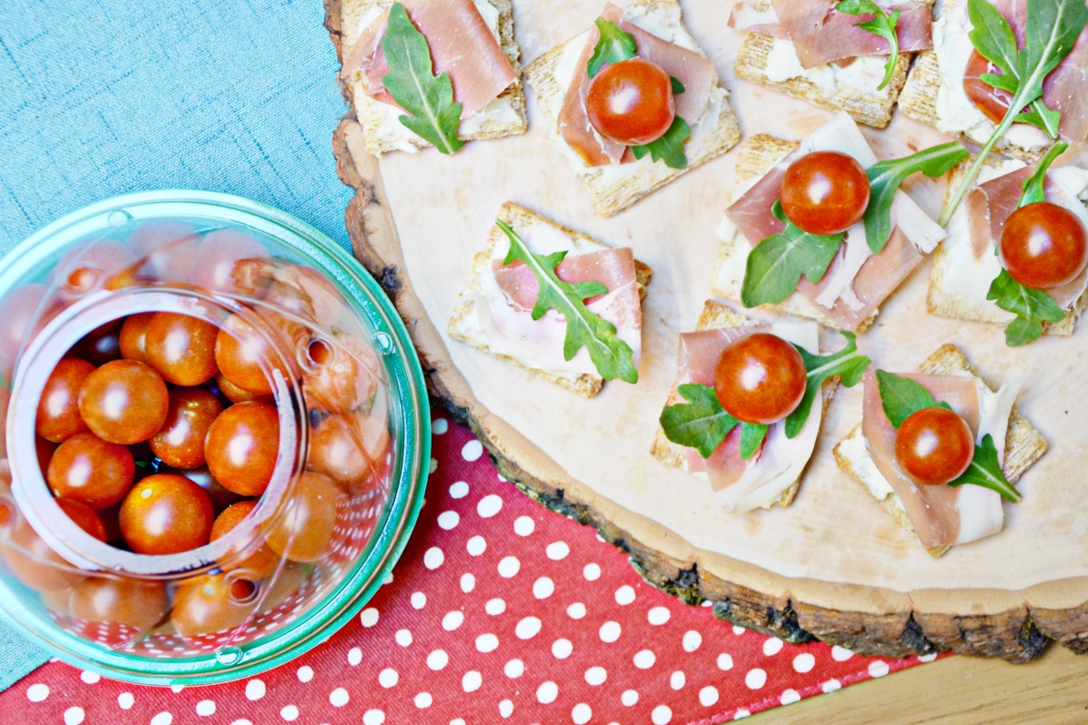 Make Procheeugulascuit Summer Snacks with TRISCUIT crackers, cheese, prosciutto, arugula and tomatoes for easy and yummy summer snacking.