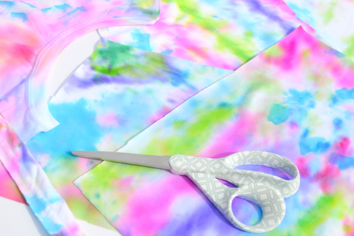 Make this fun tie dye napkins kids craft with rubbing alcohol and permanent markers for a mess free activity that makes mealtime fun!