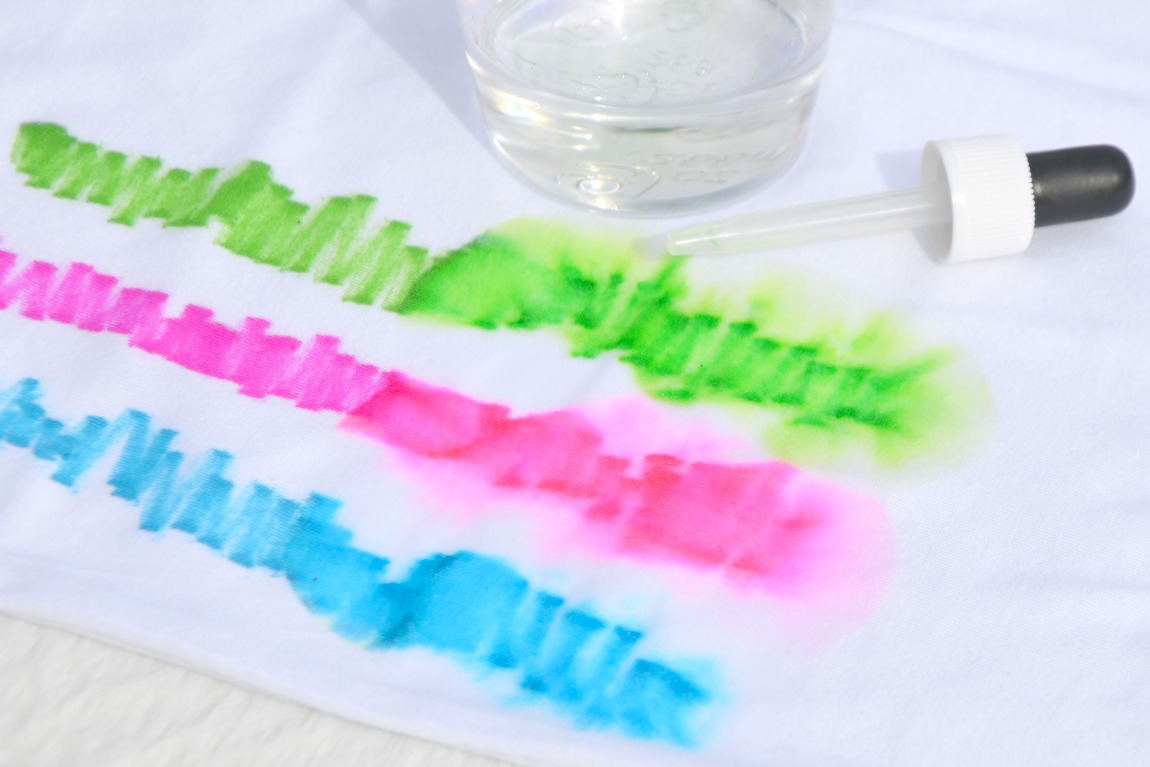 Make this fun tie dye napkins kids craft with rubbing alcohol and permanent markers for a mess free activity that makes mealtime fun!