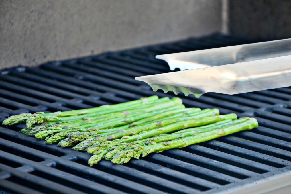 Outdoor entertaining doesn't have to be complicated with these easy grilling and other food ideas. Oprah's cookbook has personal stories and 115 recipes including a yummy grilled asparagus with mimosa dressing.