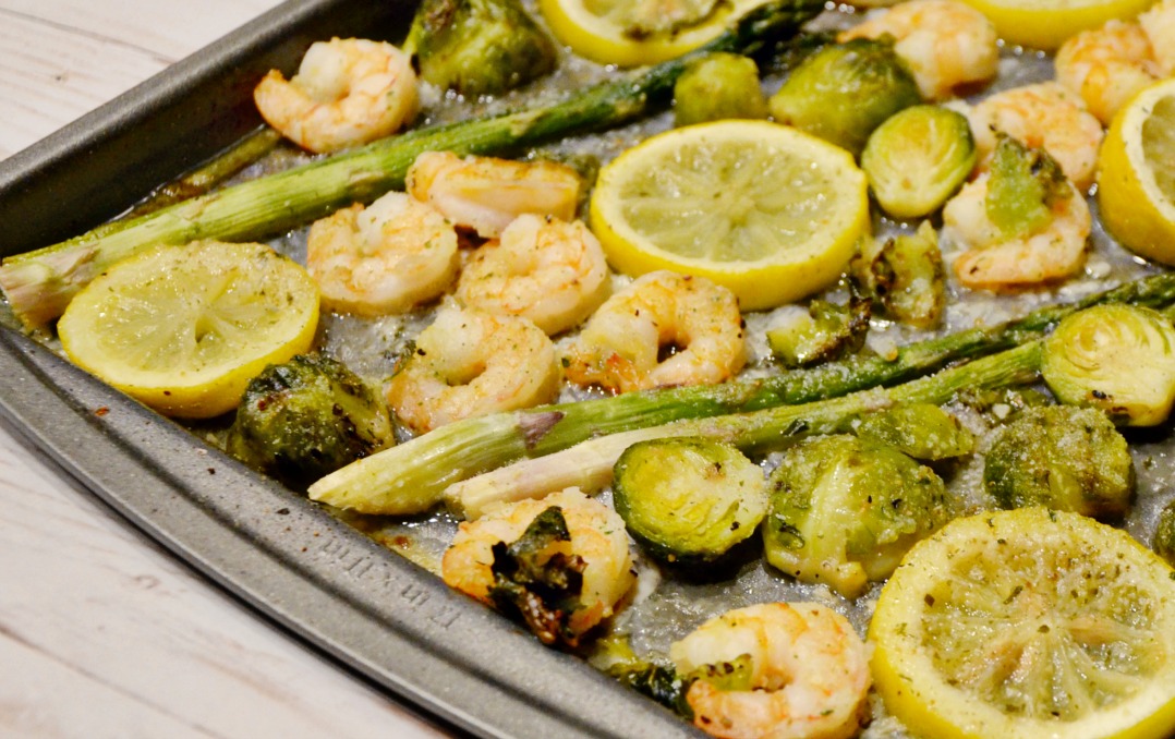 Make this easy five ingredients one sheet pan lemon garlic shrimp recipe and don't worry about the cleanup with a kitchen fully stocked with Scotch-Brite™!