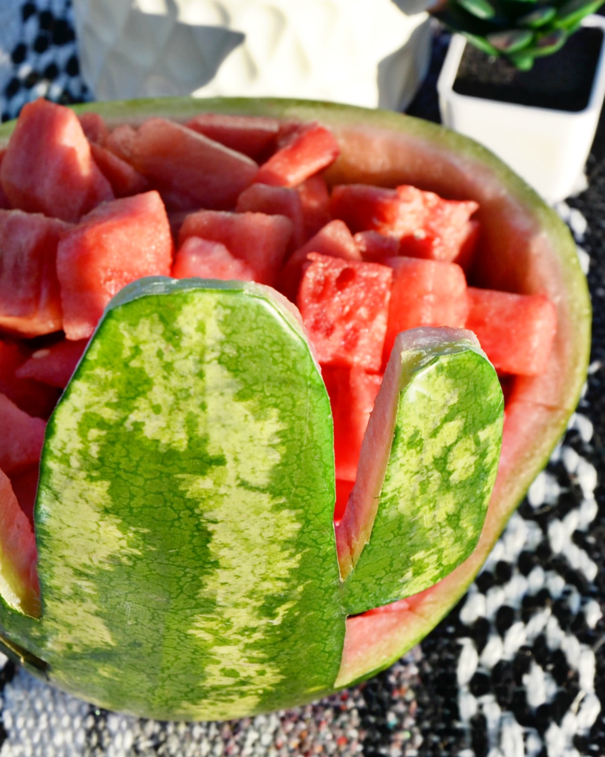 See how easy it is to carve your watermelon into a saguaro cactus watermelon bowl!